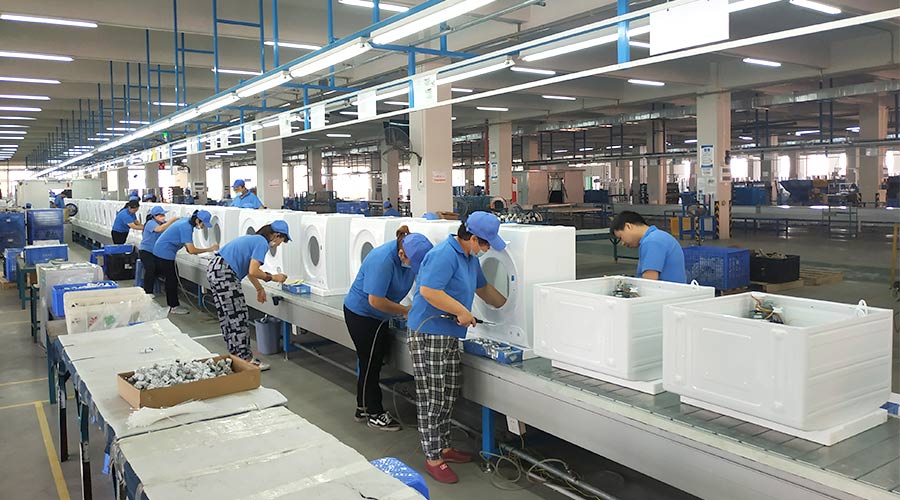 高效率！員工們忙碌地開展巴西客戶的衣物烘干機生產工作