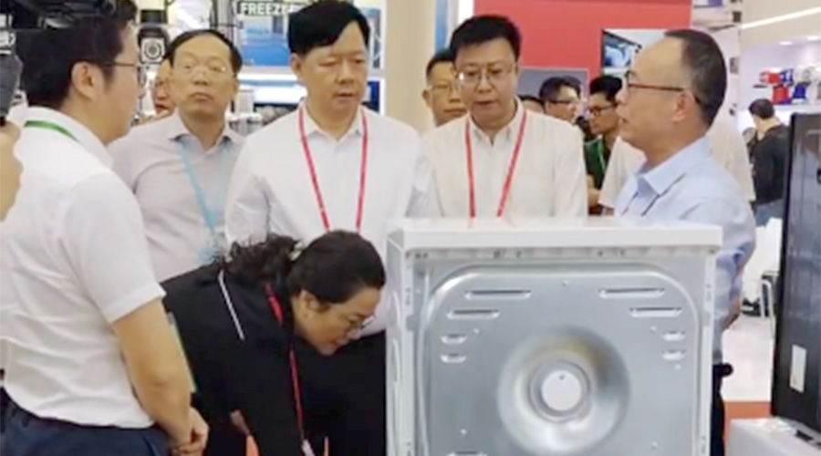 江門鶴山市領(lǐng)導一行蒞臨金環(huán)電器廣交會展位參觀考察