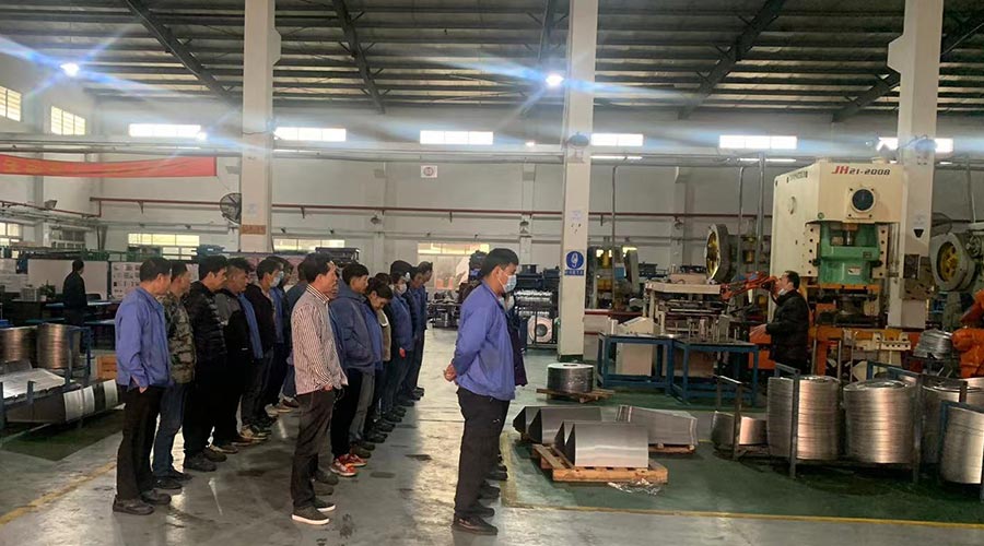 意氣奮發(fā)！金環(huán)電器沖壓車間組織人員開展例行早會(huì)